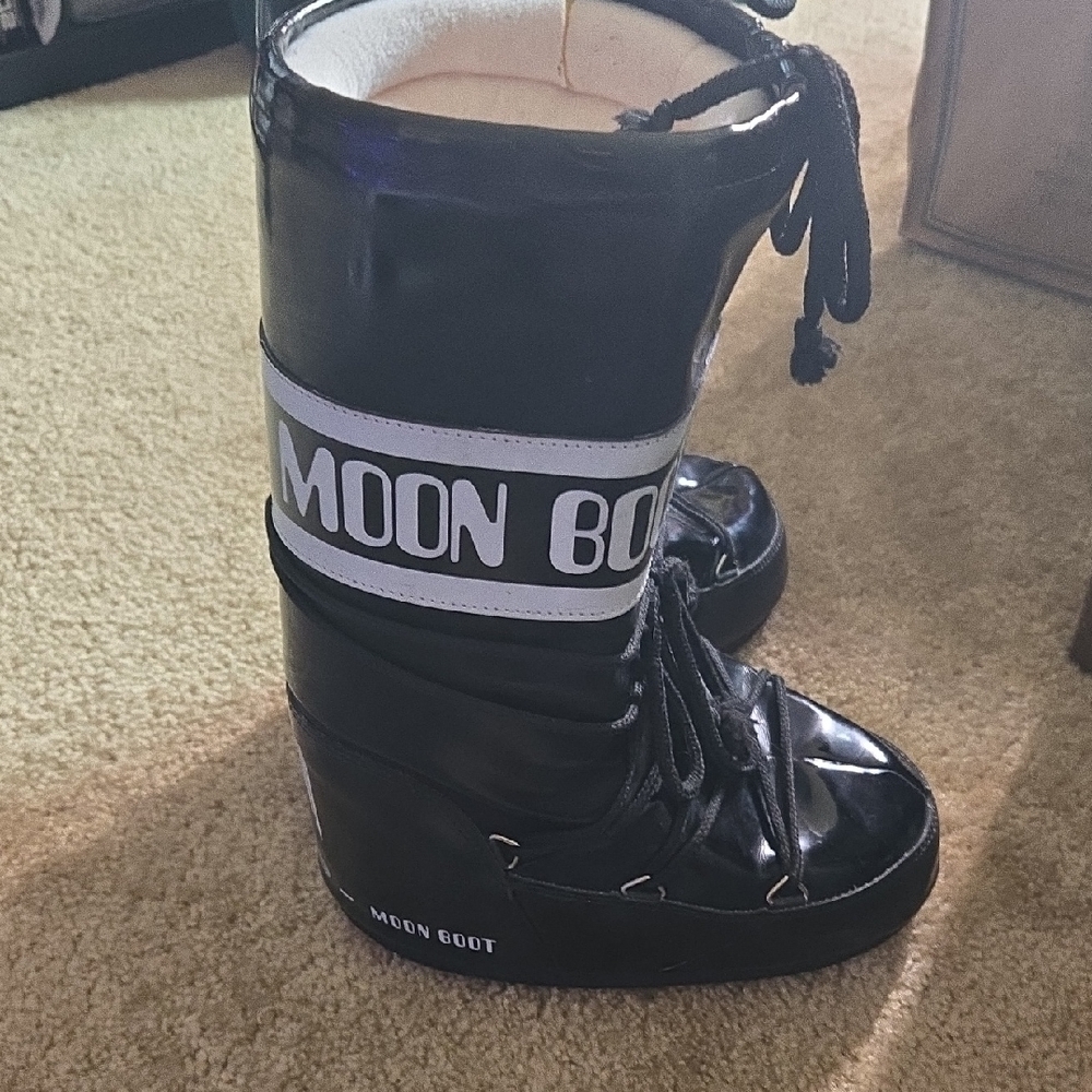 Vintage Moon Boots Women's Glossy Black Winter Boots 6